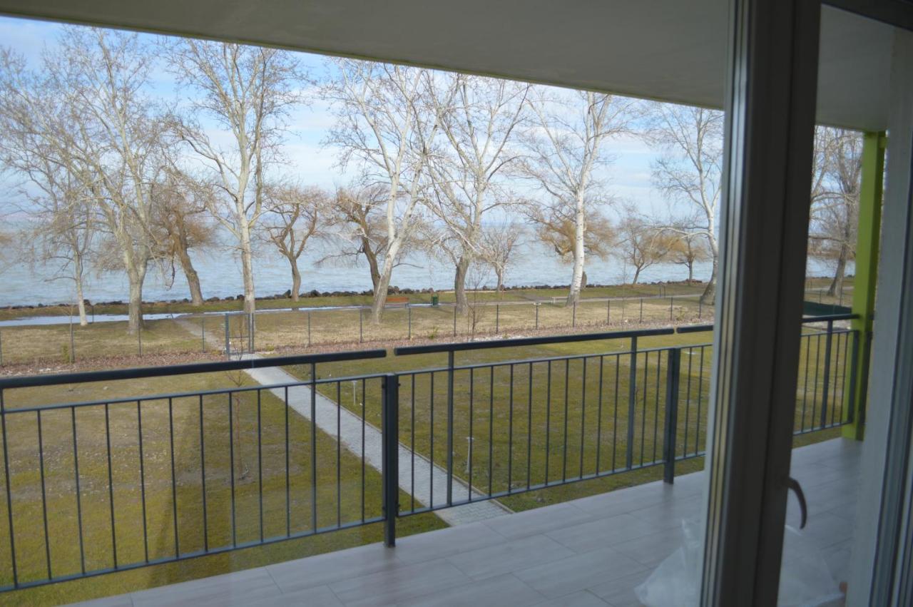 Siofok Ezuestpart Granada 2 Koezvetlen Vizparti Apartman Leilighet Eksteriør bilde